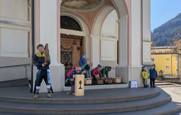 I ministronc de Urtij&euml;i sona la craces dan r&euml;jes.
