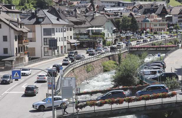 Nce a Urtij&euml;i f&oacute;ssel debuj&euml;n de na zircunvalazion.
