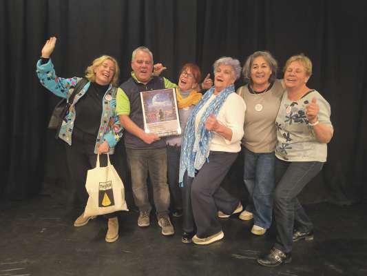 La grupa &ldquo;&Uuml;berholspur&rdquo; &agrave; pi&agrave; do l prim pest a Friedrichshafen.  (Foto: S&uuml;dtiroler Theaterverband)
