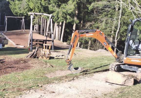 Ala families ti s&agrave;l danz sciot: n ie tl l&euml;ur de t&ograve; demez la plaza dai juesc te Val d&rsquo;Ana. 
