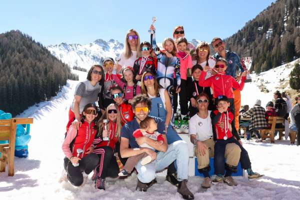 Atlec e genitores a la festa soziala sun Lujia.
