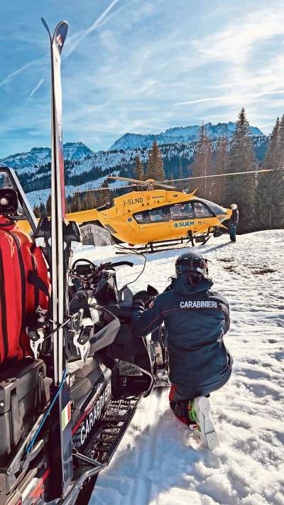 Su ra pistes da schie in Anpezo e inze ches&rsquo;outra vales de ra Dolomites el laoro de i Carabiniere e de ches&rsquo;outra istitu&shy;zios del socorso, par di&agrave; dute, canche suzede algo, ma ignante par i tende a chel che se fesc.
