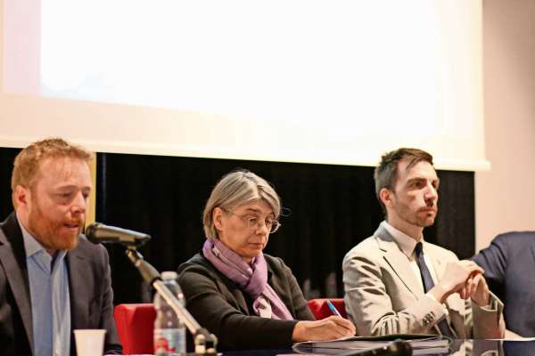 Da m&aacute;n ci&aacute;mpa: Luca Lorenzini, Capocomun de S&euml;lva de Ciadoure, la prof. Happacher e l assessor de la Provinzia Autonoma de Tr&euml;nt, Simone Marchiori, segreter del Partito Autonomista Trentino Tirolese. (&copy; Ufize St&aacute;mpa Provinzia Aut. de Tr&euml;nt)

