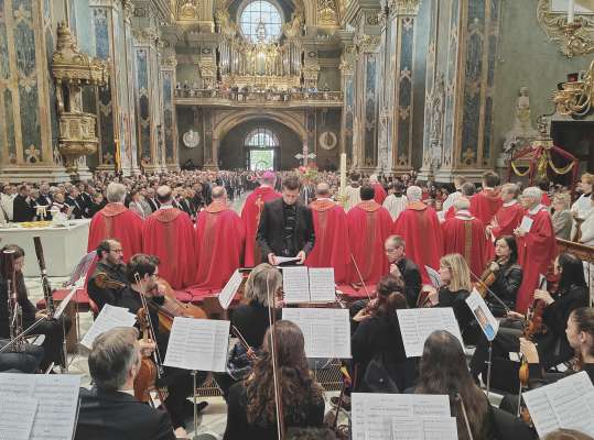 Cores de Gherdëina abelësc mëssa tl Dom de Persenon