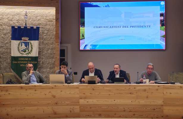 L CdA de Fassa Terme end&egrave;na la radunanza de la soziet&agrave;.
