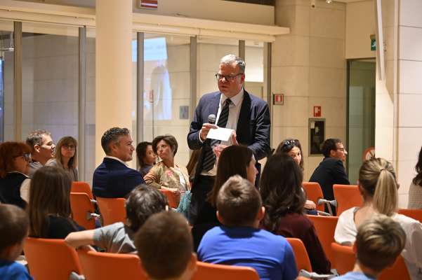 La prejentazion col prof. Jens Woelk con delega ai lengac mendres per UniTN.
