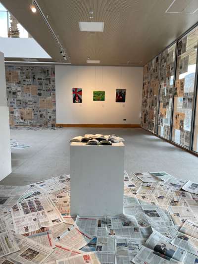 La mostra &raquo;1984&laquo; realis&egrave;da da la studentes de la 5LAF de la Scola Ladina.
