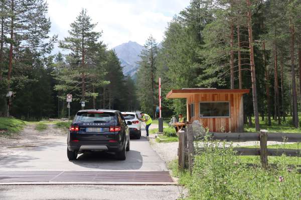 Cun ch&euml;sc ist&eacute; dess se mud&eacute; le sistem de azes ala Val dai Tamersc y Peder&uuml;.
