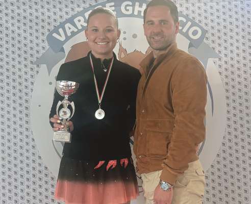 Bedaia d’or per l Eisclub Gherdëina pra i Campiunac talians a Varese