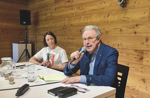 Martina Rier, muderad&euml;ura y nce diret&euml;ura d&rsquo;ert dl Tubl&agrave; da Nives, deberieda cun l aut&euml;ur Marco Forni.
