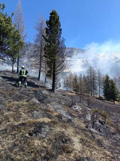 Les flames s&rsquo;&aacute; trat tres la l&euml;scia spera, portades inant dal gran v&euml;nt. foto:FFSC
