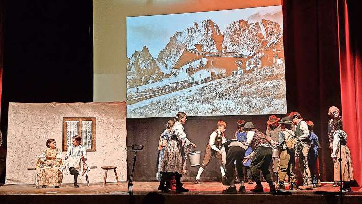 Fei manina co i sece de r&rsquo;aga par stud&agrave; el f&oacute;: ra cultura de ra solidariet&agrave; de ra nostra śente, da se di&agrave; un co &lsquo;l outro, inze &lsquo;l biśoin.
