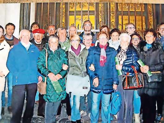 Ra Schola Cantorum de Anpezo. Anna Maria r&rsquo;&eacute; ra seconda da man zanca, daante, co ra fanela verde.
