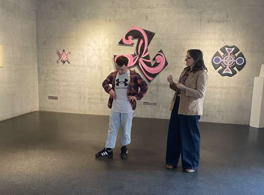 Niklas J&auml;ger y Valeria Bernardi n ucajion dla giaurida dla mostra n v&euml;nderdi ai 24 de auril tl Circolo a Urtij&euml;i.
