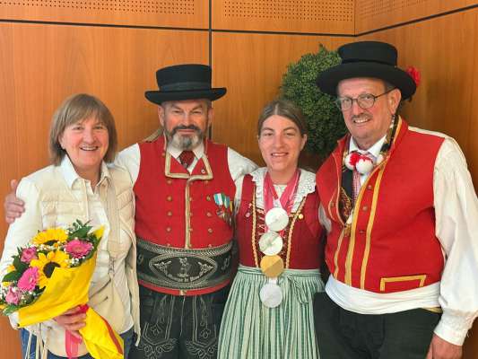 Chiara anter Adriano Winterle e l president de la Musega de Vich Giuliano Pellegrin. A cencia Patrizia, m&egrave;re de Chiara.
