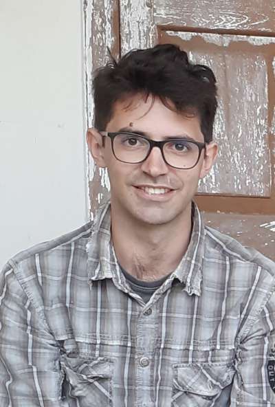 Joegn dedant a la endesfides per l davegnir