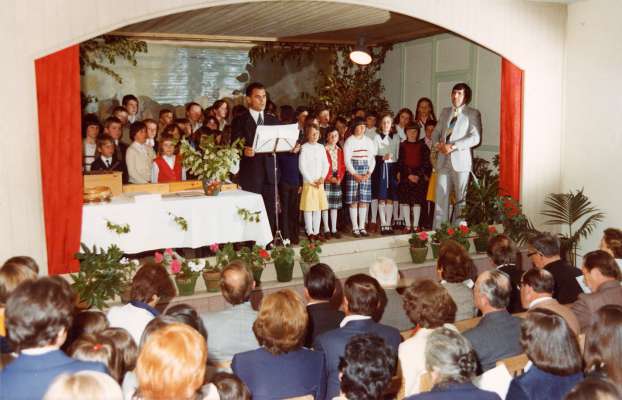 Ai 28 de mess&eacute; dl 1977 a Badia. S&ouml;n paladina danc&aacute; &eacute;l le dr. Lois Ellecosta de Colac, che &aacute; alb&uuml; i gragn miric por che i cursc de musiga gniss adald&eacute;.
