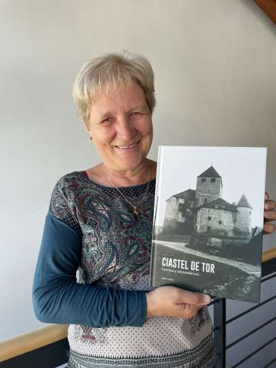 Irma Trebo cun la publicaziun &raquo;Ciastel de Tor: Families y descend&euml;nzes&laquo;. foto:mo
