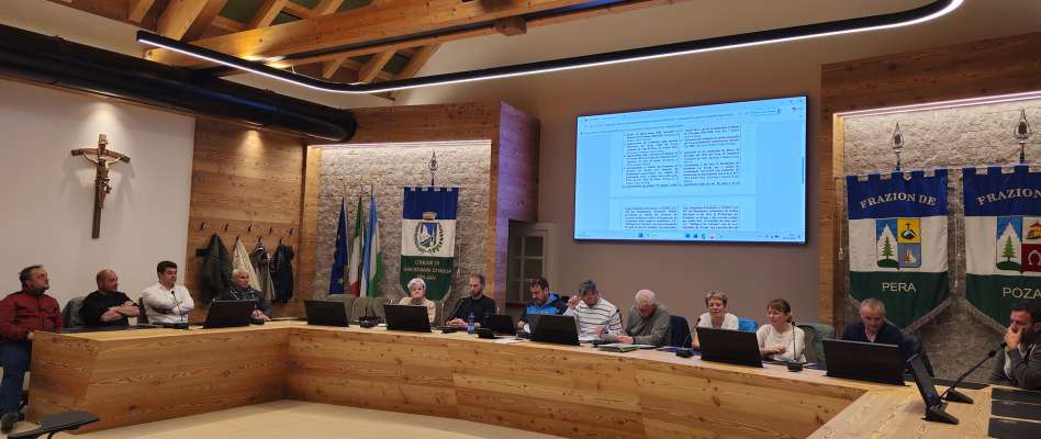 I conseieres end&egrave;na la sent&egrave;da de Consei de Comun.
