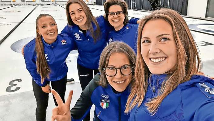 Ra scuadra taliana de curling de ra femenes, canche duto śia polito, intr&agrave; ra tośates de Anpezo e ra so amighes. Da ca inaante se podarae no res vede pi aduna.
