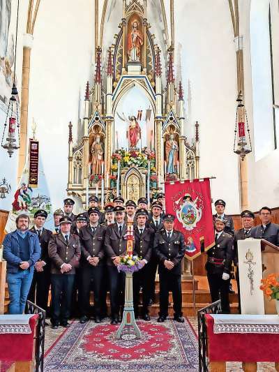 I studafuoch da Fodom e Col i a celebr&eacute; deberiada la festa de S. Flori&aacute;n. (foto: Lorenzo Vallazza)
