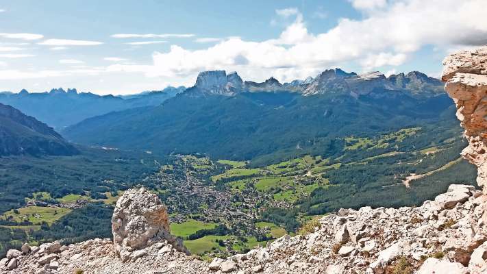 Ra bela Val de Anpezo co ra so corona de crodes, agn&oacute; che se p&oacute; ru&agrave; su a pe, ma anche montade, co i inpiante che i daerśe de maśo e de śugno.
