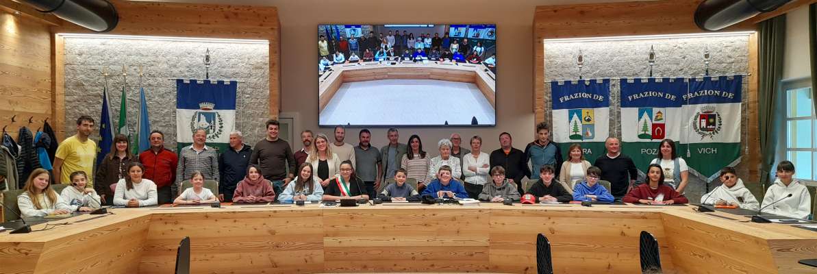 I Conseieres gregn e picoi de S&egrave;n Jan con i ensegnenc referenc del projet.
