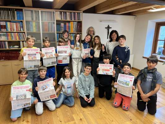 I scolees te redazion.
