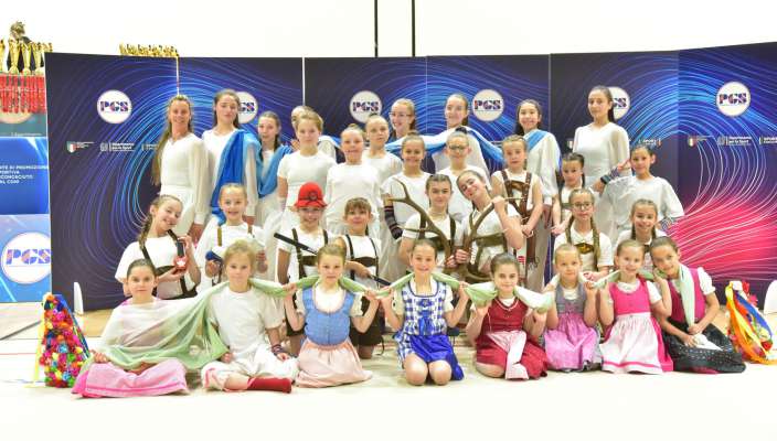 La ginastes de l&rsquo;ASD Ritmica Fassa Project, con sia arcedadores, a Lignano Sabbiadoro.

