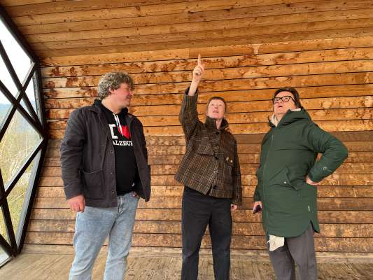 S&ouml;n le paiun a La Pli de Mareo (dmc) le tecnich dles l&ouml;ms Alexander Keil, la scenografa Ursula Tavella y la regista Erika Castlunger.
