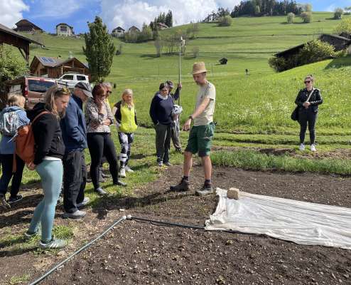 Pro &ouml;na dles parzeles dl Urt da Ras cun l'ortolan Georg Trebo. foto:mo
