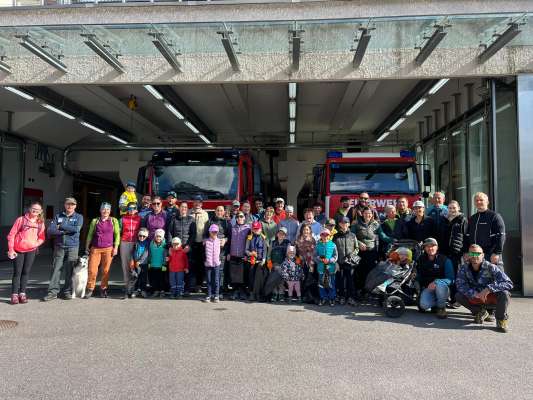 A Calfosch &eacute;l ince iniann rov&eacute; ad&ouml;m n bel gran grup de volontars.
