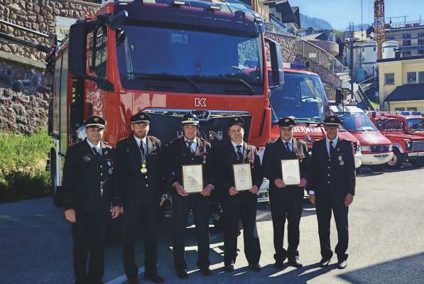 N ucajion dla festa de San Flurian (da m.c.): l vizecumandant G&uuml;nther Insam, l ambolt y ispet&euml;ur de raion Christoph Senoner, i unerei Emmerich Demez, Alexander Comploi y Christian Runggaldier y l cumandant Lukas Goller.
