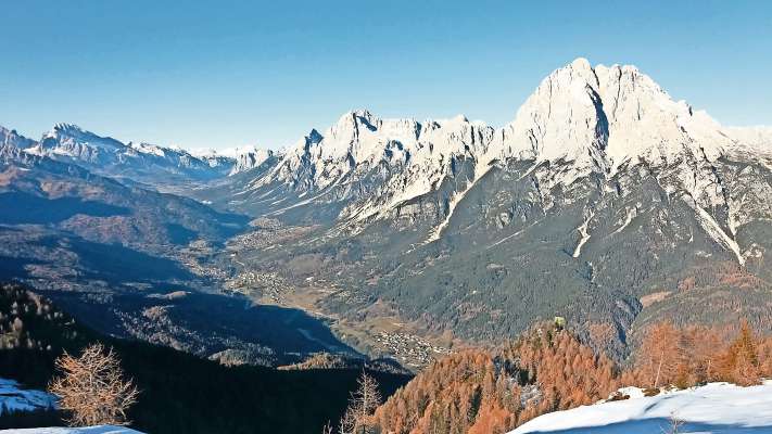 Ra bela crodes de ra Val de ra Boite, da &lsquo;l Antelou in inze, ves ra Croda Marcora, el Sorapisc, ra corona intor ra Val de Anpezo. Zimes e graoi, da agn&oacute; che vien śo fraines e roes.

