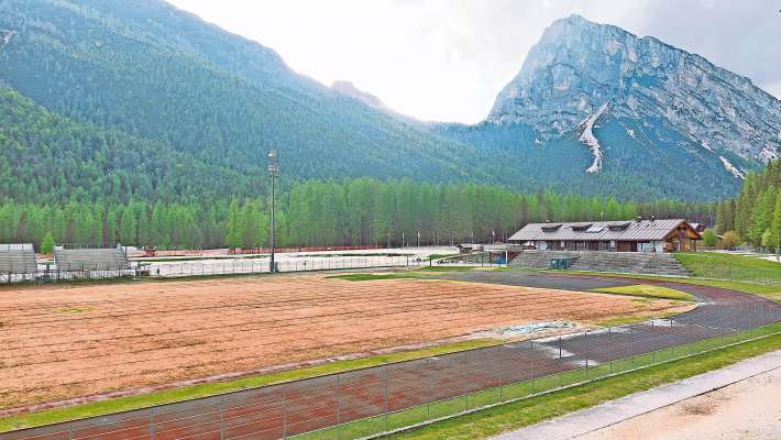 A Fiames no se śuia al balon, su chel pra morto, dap&ograve; de ra Olimpiades, e no se core su ra pista de atletica, duta da comed&agrave;. Laore da fei par Mico e par el Comun de Anpezo.
