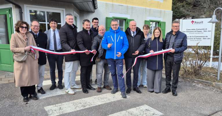 De m&egrave;rz la C&egrave;sa la de Comunanza de Fascia era stata enaud&egrave;da con parbuda e emprometudes.
