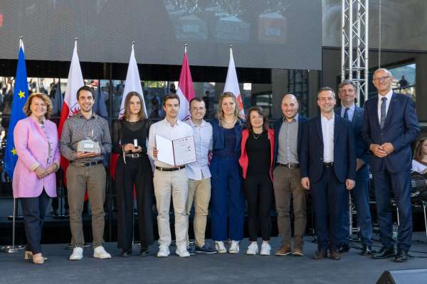 Le grup de m&euml;mbri ala premiaziun cun autorit&eacute;s.
