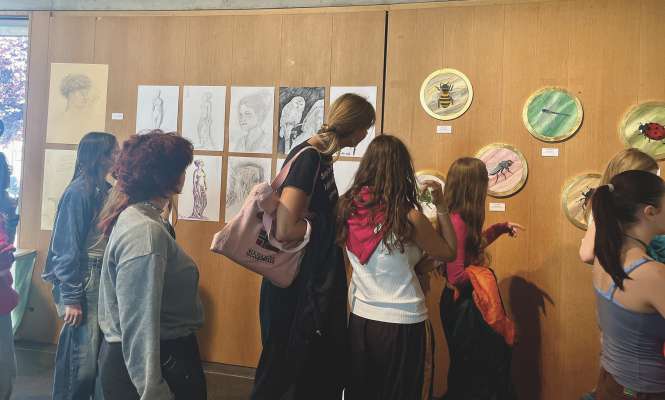 Pra la giaurida dla mostra. N &agrave; pud&ugrave; ti cial&eacute; a l&euml;ures cun tecniches desfr&euml;ntes, ma for tl s&euml;ni dl artejanat artistich.
