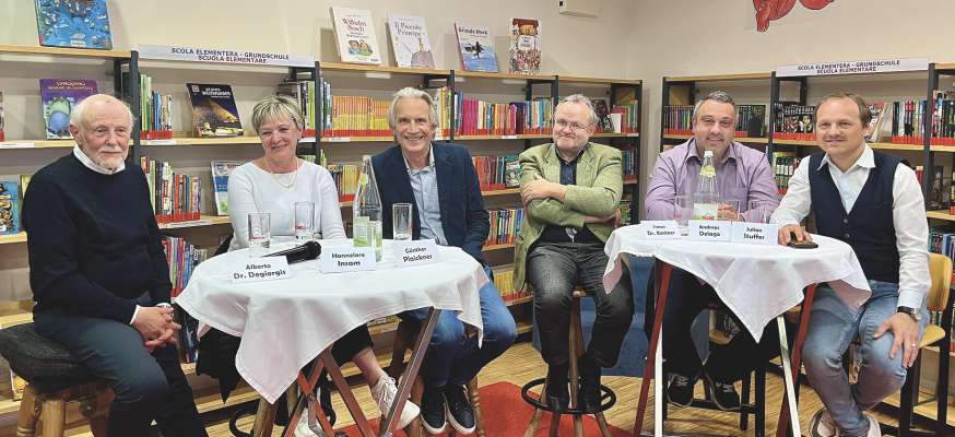 Tla biblioteca pra la m&euml;isa turonda n con&rsquo; dla malatia psichica y si tab&ugrave; (da m.c.): dr. Alberto Degiorgis, Hannelore Insam, G&uuml;nther Plaickner, dr. Simon Kostner, Andreas Delago y Julian Stuffer.
