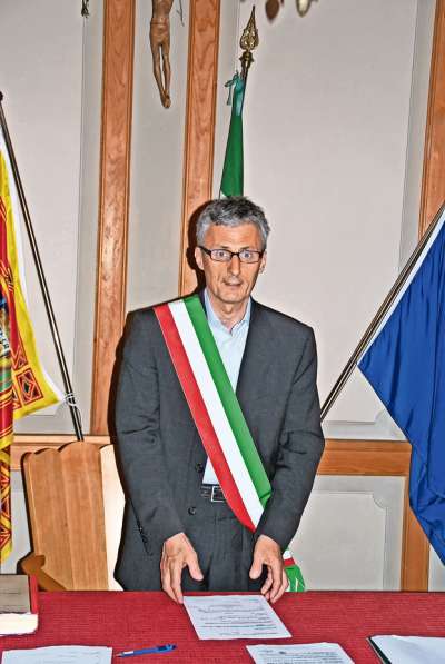 Paolo Frena se senta per l cuinto viade su la cariega plù auta del comun da Col