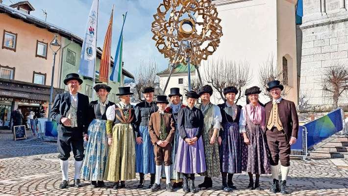 Tradizion e sport i me dia a fei conosce Anpezo par duto el mondo e a lour&agrave; dep&igrave; par el turismo.
