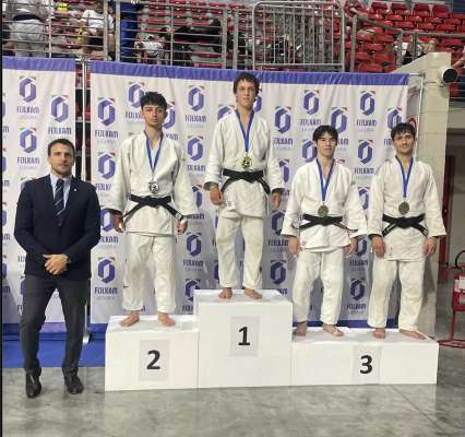 Trofeo Italia Liguria: Lian Peristi sun l scialier plu aut dl podest dla categuria sot ai 60 chili.
