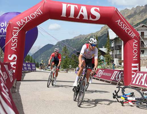 N ladin sul podie a la Marcialonga Cycling