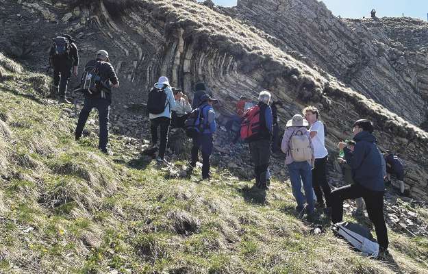 La grupa de paleontologhes dl cunv&euml;ni sun la Trias pra si escursion sun Sec&euml;da cun Andrea Tintory a Dayong (Universit&aacute; de Beijing, Cina), do la vijita ala sezion geopaleo dl Museum Gherd&euml;ina.
