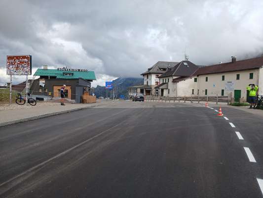 La neva &lsquo;bike line&rsquo; sul jouf de Pordoi.
