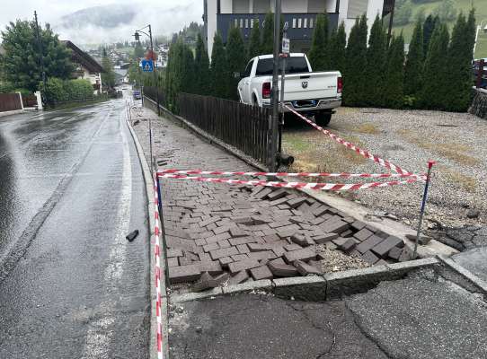 Le marciap&icirc;sc s&rsquo;un &aacute; tut na ria.
