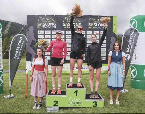L podest dl&rsquo;&euml;iles cun doi atletes di Gherd&euml;ina Runners: Martina Cumerlato prima y Nora Goller terza. Segonda ie ruveda Annika Seefeld.
