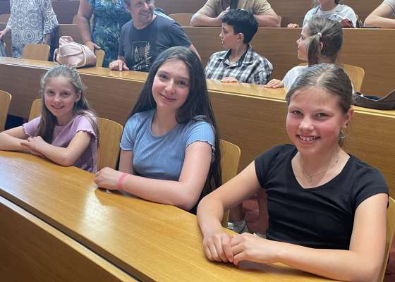 L cangur sauta trëi scialieres al iede