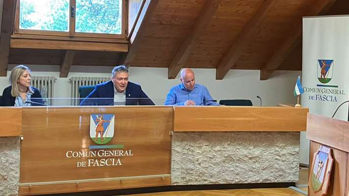 L procurador Felicetti anter la secret&egrave;ra del CGF Gubert e l responsabol tecnich Pellegrini.
