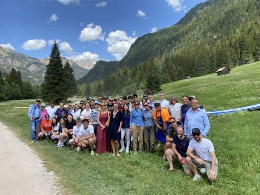 Studenc, ensegnanc e autorit&egrave;des a la festa del Ski & Ie College.

